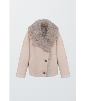 Стильная замшевая дубленка бежевого цвета - фото 6