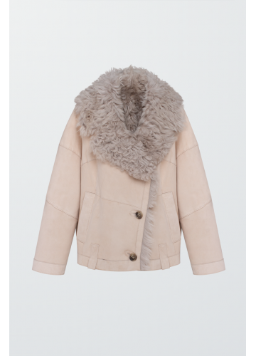 Стильна замшева дублянка бежевого кольору - фото 1