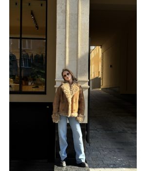 Стильна двостороння замшева дублянка в кольорі кемел - фото 5