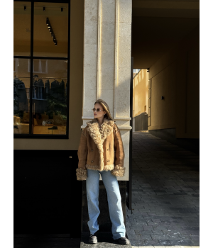 Стильна двостороння замшева дублянка в кольорі кемел - фото 3