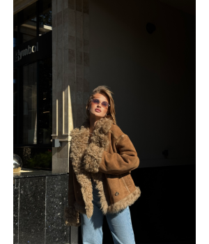 Стильна двостороння замшева дублянка в кольорі кемел - фото 4