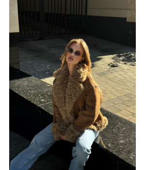 Стильна двостороння замшева дублянка в кольорі кемел - фото 2