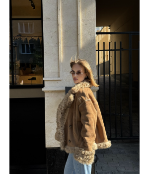 Стильна двостороння замшева дублянка в кольорі кемел - фото 1