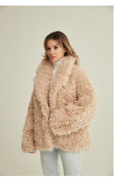 Женская двусторонняя дубленка-пиджак из натуральной овчины бежевого цвета - фото 1